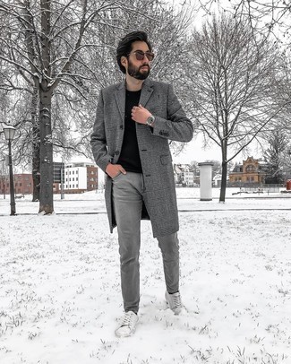 Come indossare e abbinare un soprabito grigio con sneakers basse bianche: Scegli un outfit composto da un soprabito grigio e jeans grigi per creare un look smart casual. Prova con un paio di sneakers basse bianche per un tocco più rilassato.