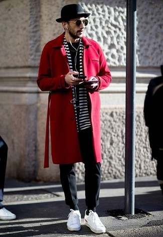 Come indossare e abbinare una sciarpa nera quando fa freddo in modo smart-casual: Scegli un outfit composto da un soprabito rosso e una sciarpa nera per un look comfy-casual. Sneakers basse in pelle bianche sono una validissima scelta per completare il look.