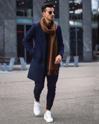 Come indossare e abbinare una sciarpa marrone: Abbina un soprabito blu scuro con una sciarpa marrone per un look perfetto per il weekend. Rifinisci questo look con un paio di sneakers basse di tela bianche.