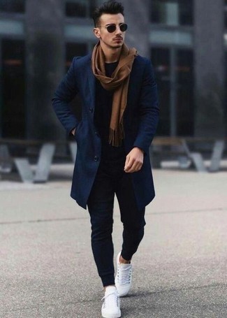 Come indossare e abbinare una sciarpa marrone per un uomo di 20 anni: Mostra il tuo stile in un soprabito blu scuro con una sciarpa marrone per un look perfetto per il weekend. Sneakers basse in pelle bianche sono una buona scelta per completare il look.