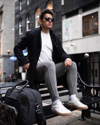Come indossare e abbinare sneakers basse bianche e nere per un uomo di 20 anni in modo smart-casual: Coniuga un soprabito nero con chino grigi per un look davvero alla moda. Se non vuoi essere troppo formale, indossa un paio di sneakers basse bianche e nere.