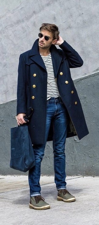 Come indossare e abbinare chukka con un soprabito in autunno 2024: Punta su un soprabito e jeans blu se preferisci uno stile ordinato e alla moda. Scegli un paio di chukka per avere un aspetto più rilassato. Una stupenda idea per essere elegante e assolutamente alla moda anche in questi mesi autunnali.