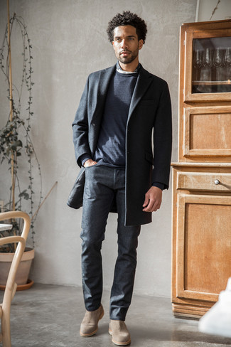 Quale jeans indossare con stivali chelsea marrone chiaro: Vestiti con un soprabito grigio scuro e jeans per un look davvero alla moda. Rifinisci il completo con un paio di stivali chelsea marrone chiaro.