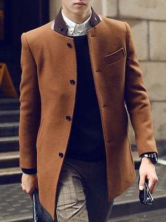 Come indossare e abbinare un soprabito marrone in modo formale: Mostra il tuo stile in un soprabito marrone con pantaloni eleganti scozzesi marroni per un look elegante e alla moda.