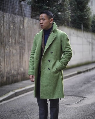 Come indossare e abbinare pantaloni eleganti grigi quando fa freddo in modo formale: Mostra il tuo stile in un soprabito verde con pantaloni eleganti grigi per un look elegante e di classe.