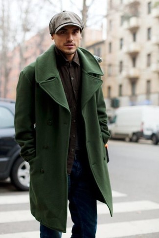 Come indossare e abbinare una coppola grigio scuro per un uomo di 30 anni: Un soprabito verde e una coppola grigio scuro sono una combinazione perfetta da usare nel weekend.