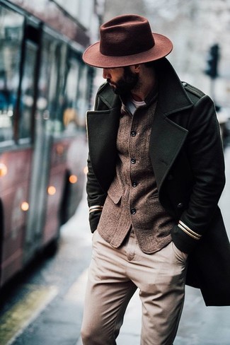 Come indossare e abbinare un blazer di lana marrone scuro quando fa caldo: Abbina un blazer di lana marrone scuro con chino marrone chiaro se preferisci uno stile ordinato e alla moda.