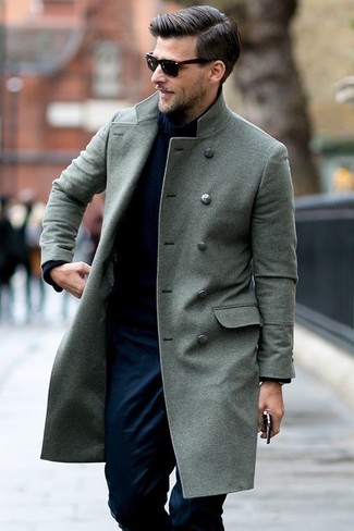 Come indossare e abbinare un cappotto foglia di tè in modo smart-casual: Coniuga un cappotto foglia di tè con chino blu scuro per un look elegante ma non troppo appariscente.