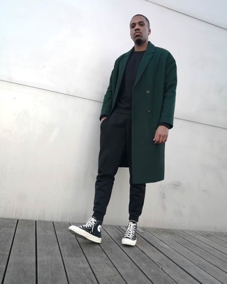 Look alla moda per uomo: Soprabito verde scuro, Tuta sportiva nera, Sneakers alte di tela nere e bianche
