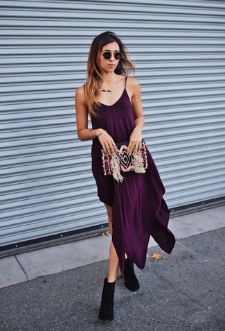 Come indossare e abbinare un vestito viola chiaro: Mostra il tuo stile in un vestito viola chiaro per un outfit che si fa notare. Stivaletti in pelle scamosciata neri sono una splendida scelta per completare il look.