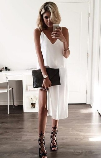 Come indossare e abbinare una sottoveste bianca: Mostra il tuo stile in una sottoveste bianca per un outfit che si fa notare. Per distinguerti dagli altri, prova con un paio di sandali gladiatore in pelle neri.