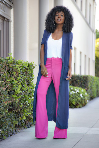 Come indossare e abbinare pantaloni rosa in modo smart-casual: Per creare un adatto a un pranzo con gli amici nel weekend coniuga uno spolverino blu scuro con pantaloni rosa.