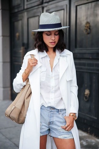 Come indossare e abbinare una camicia elegante bianca con pantaloncini di jeans azzurri in estate 2024: Scegli un outfit composto da uno spolverino bianco e pantaloncini di jeans strappati azzurri per un'atmosfera casual-cool.
