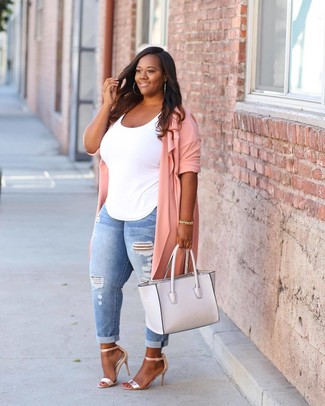 Quale jeans aderenti indossare con sandali con tacco dorati per una donna di 20 anni: Prova a combinare uno spolverino rosa con jeans aderenti per un look facile da indossare. Sandali con tacco dorati sono una buona scelta per completare il look.
