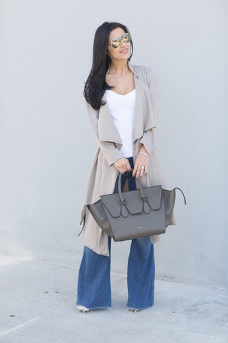 Come indossare e abbinare una borsa grigio scuro per una donna di 30 anni in primavera 2025: Uno spolverino grigio e una borsa grigio scuro sono l'outfit perfetto per le giornate di relax. Un look primaverile ideale per il tuo!