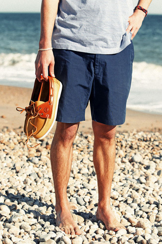 Come indossare e abbinare pantaloncini blu scuro: Indossa una t-shirt con scollo a v a righe orizzontali azzurra con pantaloncini blu scuro per un look comfy-casual. Sfodera il gusto per le calzature di lusso e opta per un paio di scarpe da barca in pelle arancioni.
