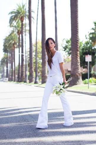 Come indossare e abbinare jeans per una donna di 30 anni quando fa molto caldo: Opta per una t-shirt con scollo a v bianca e jeans per vestirti casual.