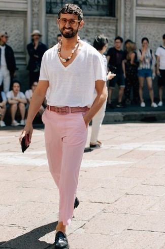 Come indossare e abbinare una cintura rosa in modo smart-casual: Per un outfit della massima comodità, scegli una t-shirt con scollo a v bianca e una cintura rosa. Impreziosisci il tuo outfit con un paio di mocassini eleganti in pelle blu scuro.