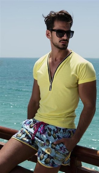 Come indossare e abbinare una t-shirt lime per un uomo di 30 anni in estate 2024: Mostra il tuo stile in una t-shirt lime con pantaloncini stampati azzurri per un look perfetto per il weekend. Ecco una buona scelta per creare uno splendido outfit estivo.