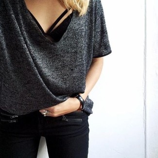 Look alla moda per donna: T-shirt con scollo a v grigio scuro, Jeans aderenti neri, Orologio in pelle nero