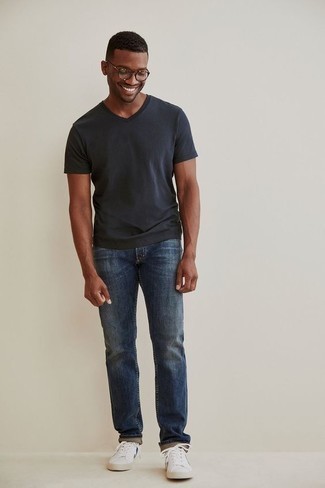Quale jeans indossare con una t-shirt con scollo a v grigio scuro per un uomo di 20 anni: Per un outfit quotidiano pieno di carattere e personalità, potresti indossare una t-shirt con scollo a v grigio scuro e jeans. Sneakers basse di tela bianche sono una eccellente scelta per completare il look.