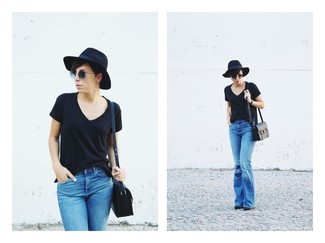 Look alla moda per donna: T-shirt con scollo a v nera, Jeans a campana blu, Borsa a tracolla in pelle nera, Borsalino di lana nero