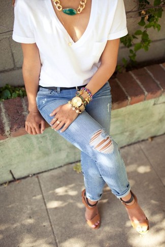 Look alla moda per donna: T-shirt con scollo a v bianca, Jeans aderenti strappati blu, Sandali con tacco in pelle marroni, Cintura in pelle nera