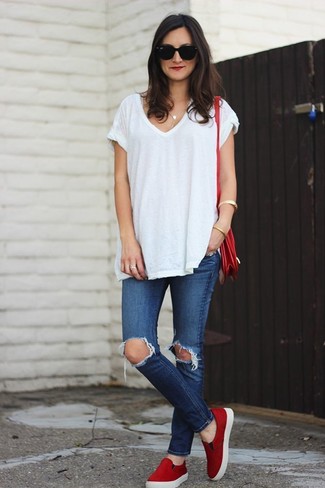Look alla moda per donna: T-shirt con scollo a v bianca, Jeans aderenti strappati blu, Sneakers senza lacci rosse, Borsa a tracolla in pelle rossa