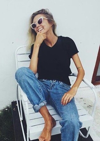 Come indossare e abbinare una t-shirt nera per una donna di 30 anni quando fa molto caldo in modo rilassato: Abbina una t-shirt nera con jeans boyfriend blu per un look comfy-casual.