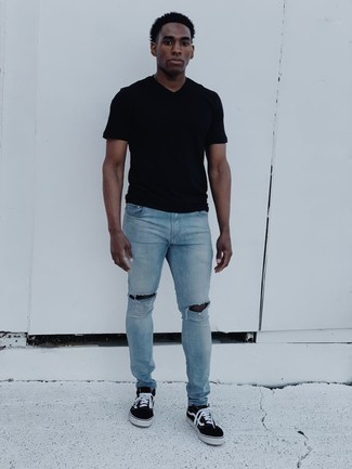 Quale jeans indossare con sneakers basse nere in modo rilassato: Punta su una t-shirt con scollo a v nera e jeans per un look comfy-casual. Rifinisci questo look con un paio di sneakers basse nere.