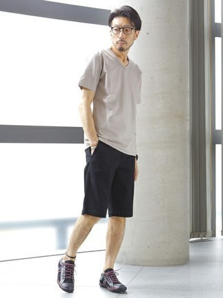 Look alla moda per uomo: T-shirt con scollo a v grigia, Pantaloncini neri, Sneakers basse di tela nere, Occhiali da sole trasparenti