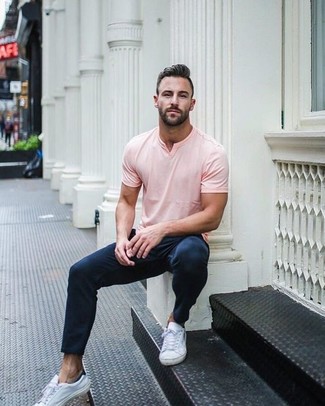 Look alla moda per uomo: T-shirt con scollo a v rosa, Chino blu scuro, Sneakers basse in pelle bianche