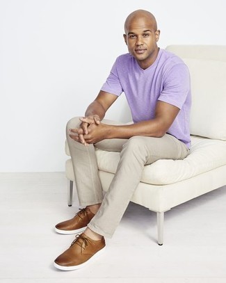 Look alla moda per uomo: T-shirt con scollo a v viola chiaro, Jeans beige, Scarpe derby in pelle marroni