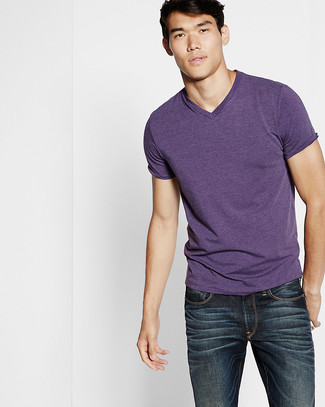 Come indossare e abbinare una t-shirt viola melanzana: Punta su una t-shirt viola melanzana e jeans blu scuro per un look trendy e alla mano.