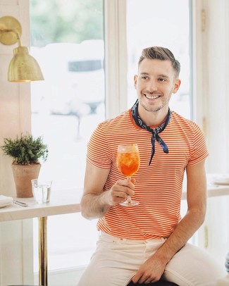 Come indossare e abbinare una bandana blu in modo casual: Per un outfit della massima comodità, potresti abbinare una t-shirt girocollo a righe orizzontali arancione con una bandana blu.