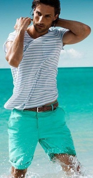 Look alla moda per uomo: T-shirt girocollo a righe orizzontali azzurra, Pantaloncini verde menta, Cintura in pelle tessuta marrone scuro