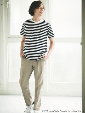 Look alla moda per uomo: T-shirt girocollo a righe orizzontali bianca e nera, Chino beige, Sneakers basse in pelle bianche
