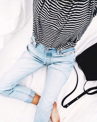 Come indossare e abbinare jeans azzurri in estate 2024 in modo casual: Coniuga una t-shirt girocollo a righe orizzontali bianca e nera con jeans azzurri per un look raffinato per il tempo libero. Ecco un outfit perfetto per questa estate.