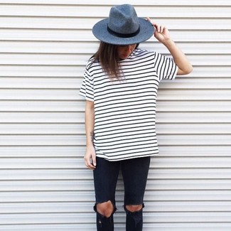 Come indossare e abbinare jeans aderenti strappati neri per una donna di 30 anni: Potresti abbinare una t-shirt girocollo a righe orizzontali bianca e nera con jeans aderenti strappati neri per essere casual.