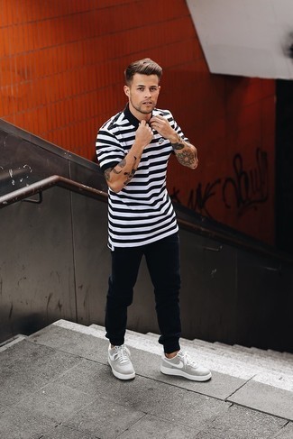 Look alla moda per uomo: T-shirt girocollo a righe orizzontali bianca e nera, Pantaloni sportivi blu scuro, Sneakers basse in pelle grigie