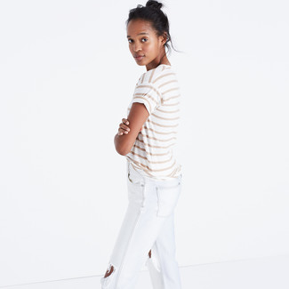 Come indossare e abbinare una t-shirt girocollo per una donna di 20 anni: Scegli una t-shirt girocollo e jeans strappati bianchi per un look facile da indossare.