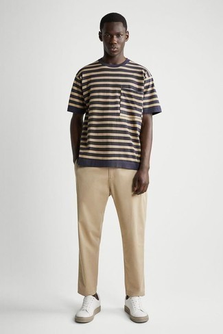 Look alla moda per uomo: T-shirt girocollo a righe orizzontali blu scuro, Chino marrone chiaro, Sneakers basse di tela bianche