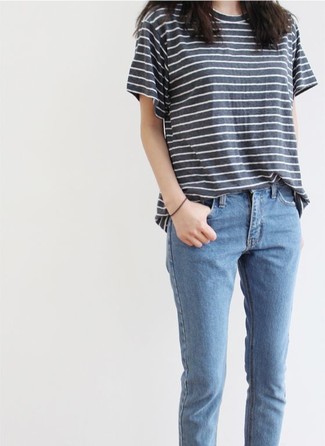 Come indossare e abbinare una t-shirt girocollo grigio scuro: Abbina una t-shirt girocollo grigio scuro con jeans azzurri per un semplice tocco di eleganza.