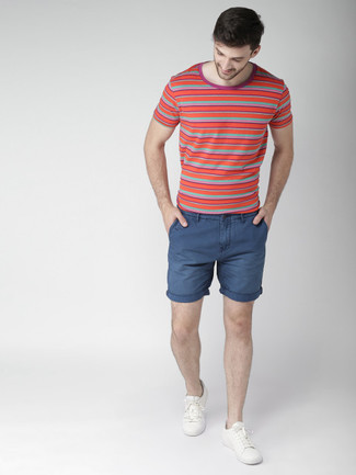 Come indossare e abbinare pantaloncini blu scuro: Opta per il comfort in una t-shirt girocollo a righe orizzontali rossa e pantaloncini blu scuro. Completa questo look con un paio di sneakers basse bianche.