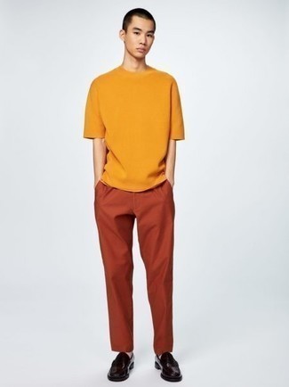 Quale chino indossare con una t-shirt girocollo arancione quando fa molto caldo in modo smart-casual: Combina una t-shirt girocollo arancione con chino per un look semplice, da indossare ogni giorno. Completa il tuo abbigliamento con un paio di mocassini eleganti in pelle marrone scuro.