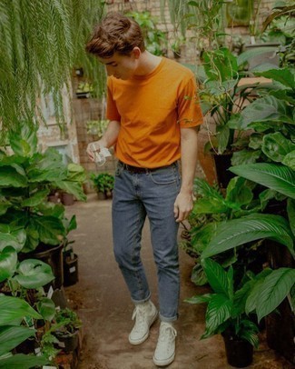 Come indossare e abbinare una t-shirt girocollo arancione con sneakers alte di tela bianche: Combina una t-shirt girocollo arancione con jeans blu per un look spensierato e alla moda. Per distinguerti dagli altri, mettiti un paio di sneakers alte di tela bianche.