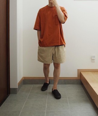 Quale pantaloncini indossare con una t-shirt girocollo arancione per un uomo di 30 anni: Coniuga una t-shirt girocollo arancione con pantaloncini per un look spensierato e alla moda. Scegli un paio di sneakers senza lacci di tela nere per un tocco virile.