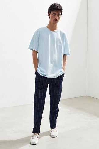 Look alla moda per uomo: T-shirt girocollo azzurra, Chino a quadri blu scuro, Sneakers basse di tela bianche e rosse