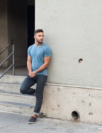 Come indossare e abbinare jeans grigi per un uomo di 30 anni quando fa molto caldo in modo casual: Prova a combinare una t-shirt girocollo azzurra con jeans grigi per affrontare con facilità la tua giornata. Questo outfit si abbina perfettamente a un paio di sneakers basse di tela blu scuro.