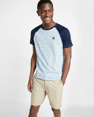 Come indossare e abbinare una t-shirt girocollo acqua per un uomo di 20 anni: Abbina una t-shirt girocollo acqua con pantaloncini beige per un look semplice, da indossare ogni giorno.